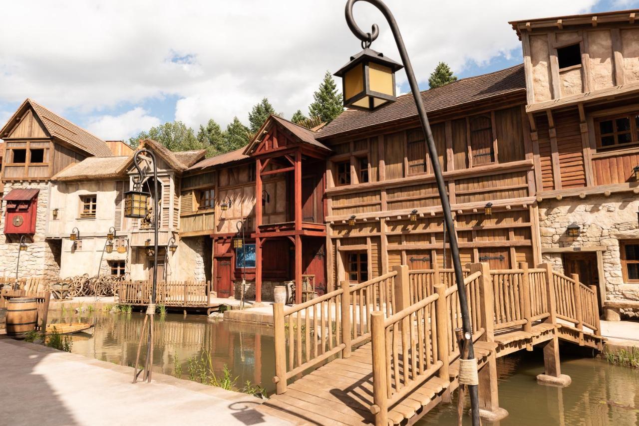 Hotel Les Quais De Lutece Plailly Exterior foto